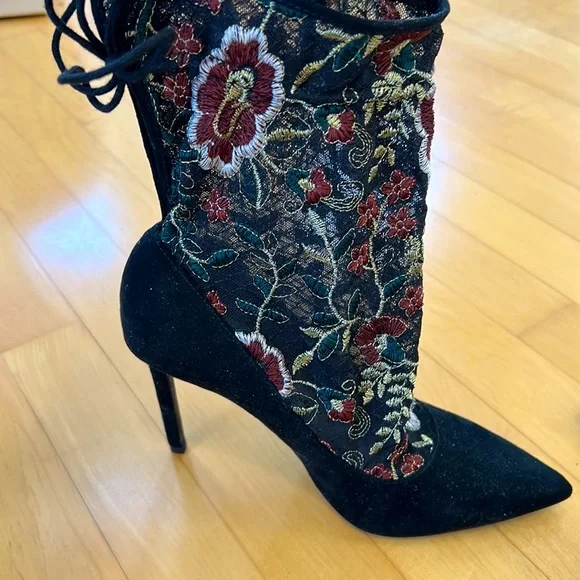 Zara heels with floral embroidery and tie-up, size 7.5 (38) - Picture 2 of 4